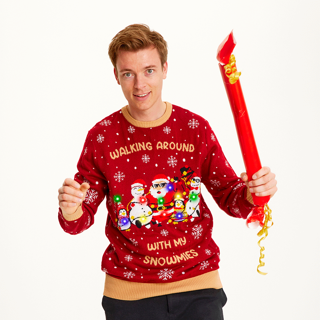 Un homme portant un pull de Noël rouge avec la citation